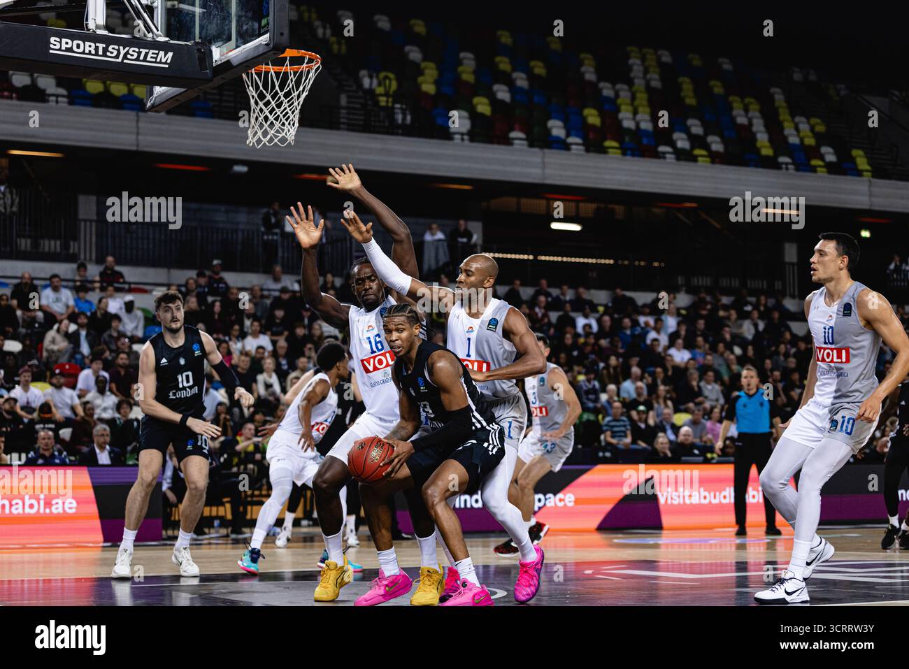 Lors du match de l'Eurocup entre les London Lions et Buducnost voli Podgorica au Copperbox Arena, Londres, le 2 octobre 2025. Buducnost a gagné 86 - 59. Banque D'Images