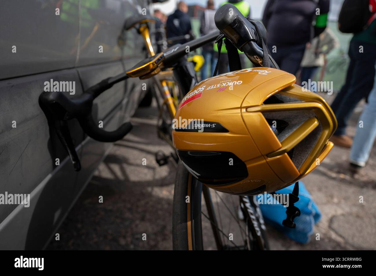 21e Tour de Grande-Bretagne 2025 étape 5 le Tumble Abergavenny Wales Remco Evenepoel de Belgique, casque doré et vélo pour Team Soudal Quick-Step Banque D'Images