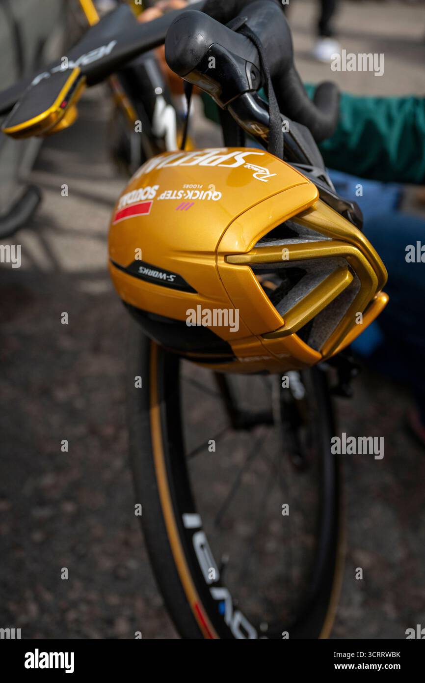 21e Tour de Grande-Bretagne 2025 étape 5 le Tumble Abergavenny Wales Remco Evenepoel de Belgique, casque doré et vélo pour Team Soudal Quick-Step Banque D'Images