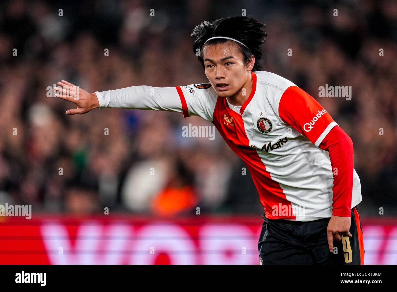 ROTTERDAM, PAYS-BAS - 2 OCTOBRE : Ayase Ueda de Feyenoord gestes lors du match de phase MD2 de l'UEFA Europa League 2025/26 entre Feyenoord et Aston Villa FC à de Kuip le 2 octobre 2025 à Rotterdam, pays-Bas. (Photo de René Nijhuis) Banque D'Images
