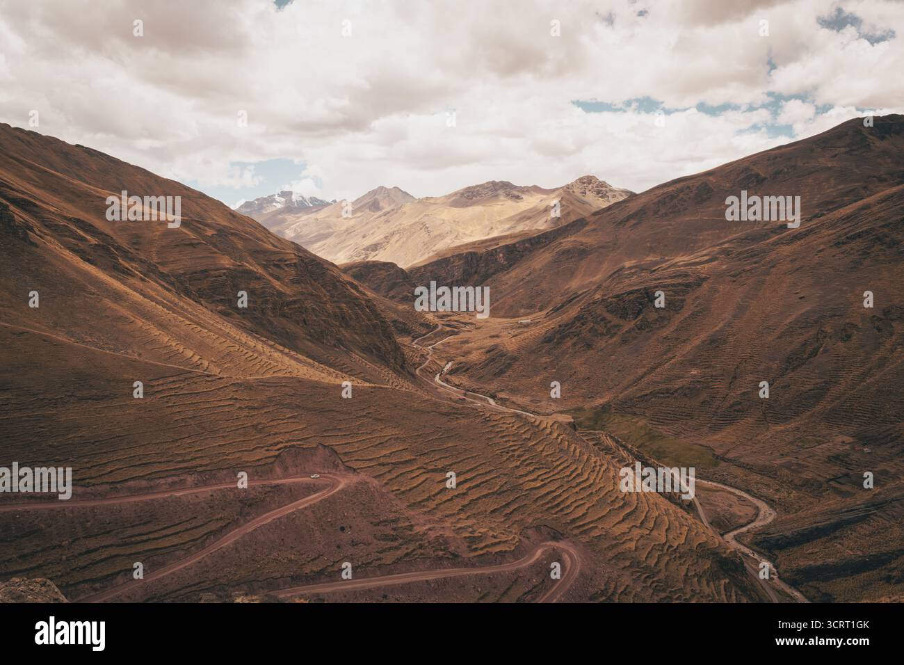 Paysage andin avec des routes sinueuses et des collines en terrasses près de Cusco, Pérou. Banque D'Images