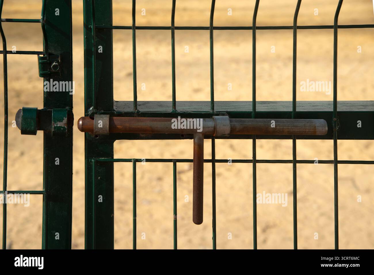 Serrure de porte verte classique sur portes métalliques avec grilles en acier Banque D'Images