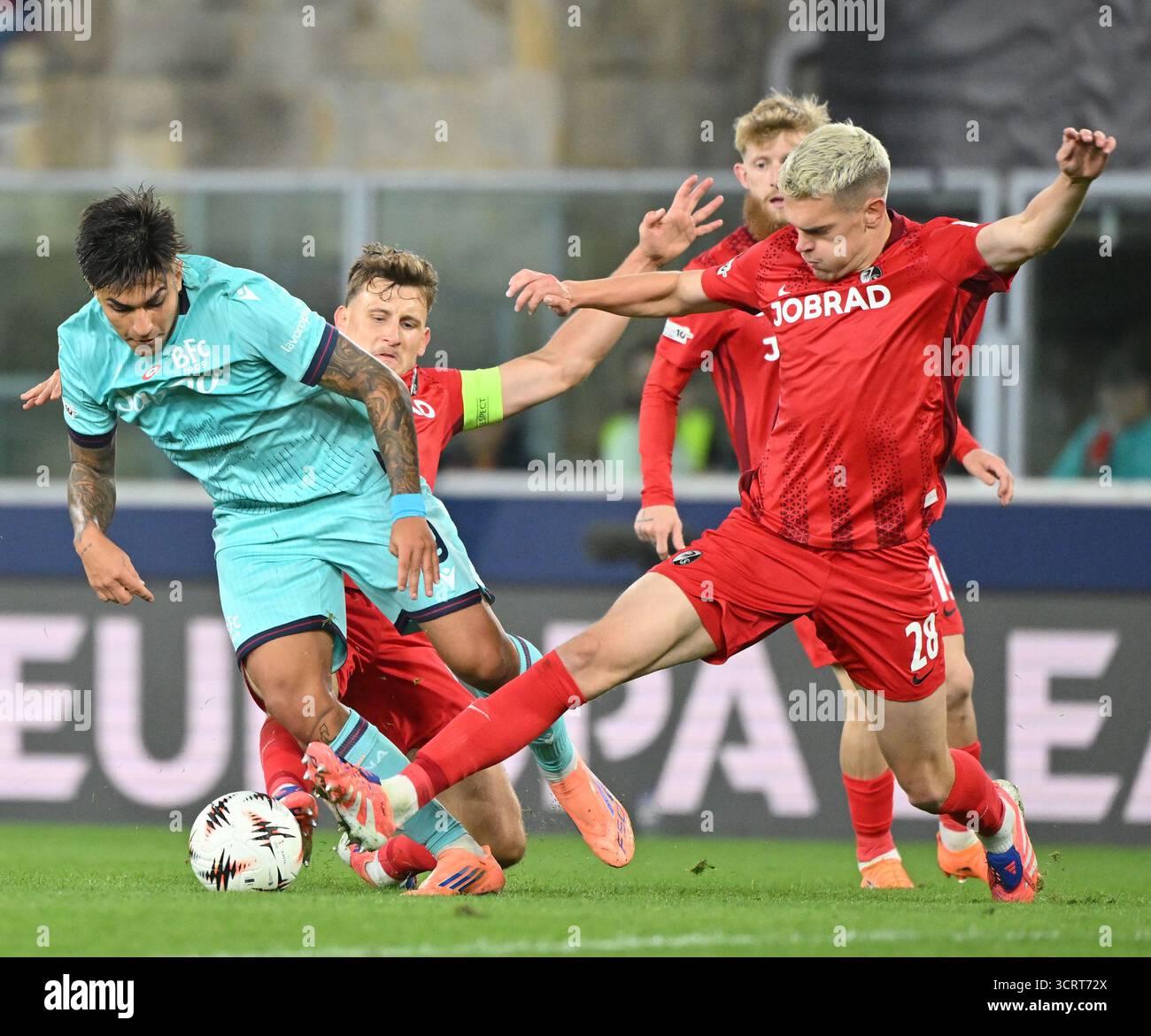 Bologne, Italie. 2 octobre 2025. Santiago Castro de Bologne (1er l) affronte Matthias Ginter de Fribourg (R) lors du match de la première ronde entre Bologne et Fribourg lors de la Ligue des conférences Europa de l'UEFA 2025-26 à Bologne, Italie, 2 octobre 2025. Crédit : Alberto Lingria/Xinhua/Alamy Live News Banque D'Images