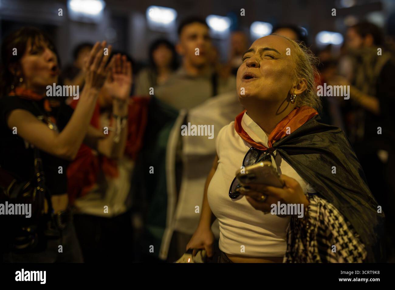 Madrid, Espagne. 02 octobre 2025. Une femme crie des slogans lors d'une manifestation pour condamner l'interception par les forces israéliennes de certains navires de la flottille mondiale Sumud, qui tentaient d'atteindre Gaza et de briser le blocus naval israélien. Crédit : SOPA images Limited/Alamy Live News Banque D'Images