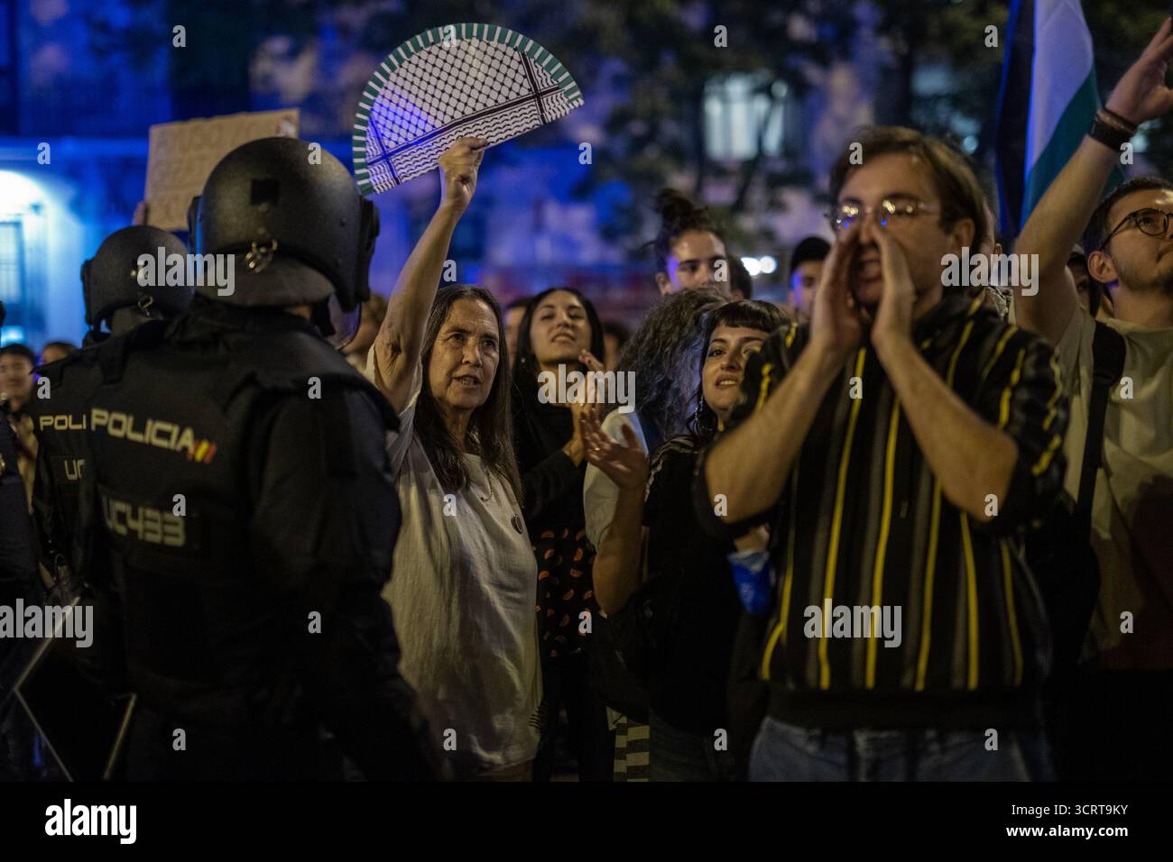 Madrid, Espagne. 02 octobre 2025. Des manifestants pro-palestiniens scandent des slogans lors d'une manifestation pour condamner l'interception par les forces israéliennes de certains navires de la flottille mondiale de Soumoud, qui tentaient d'atteindre Gaza et de briser le blocus naval israélien. Crédit : SOPA images Limited/Alamy Live News Banque D'Images