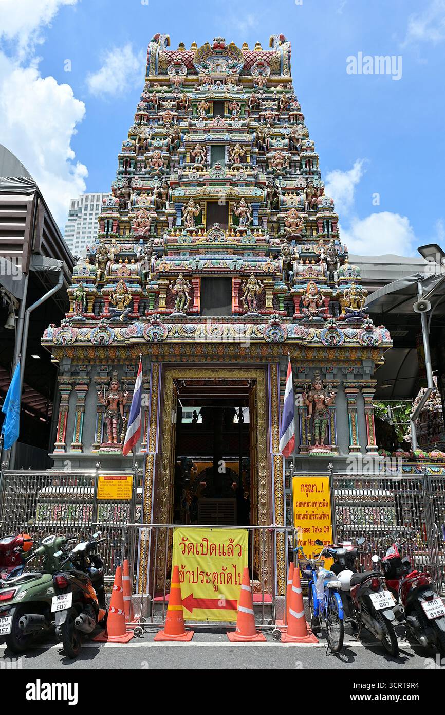 Gros plan sur le gopuram orné ou la tour d'entrée du temple Sri Maha Mariamman ou Wat Khaek, construit dans le style architectural sud-indien Banque D'Images