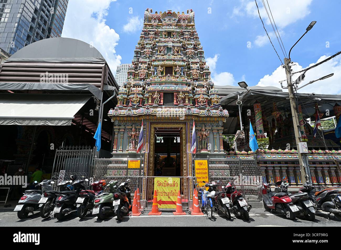 Façade du temple Sri Maha Mariamman ou Wat Khaek, le plus ancien temple hindou de Thaïlande, depuis Pan Road dans le quartier de Bang Rak, Bangkok Banque D'Images