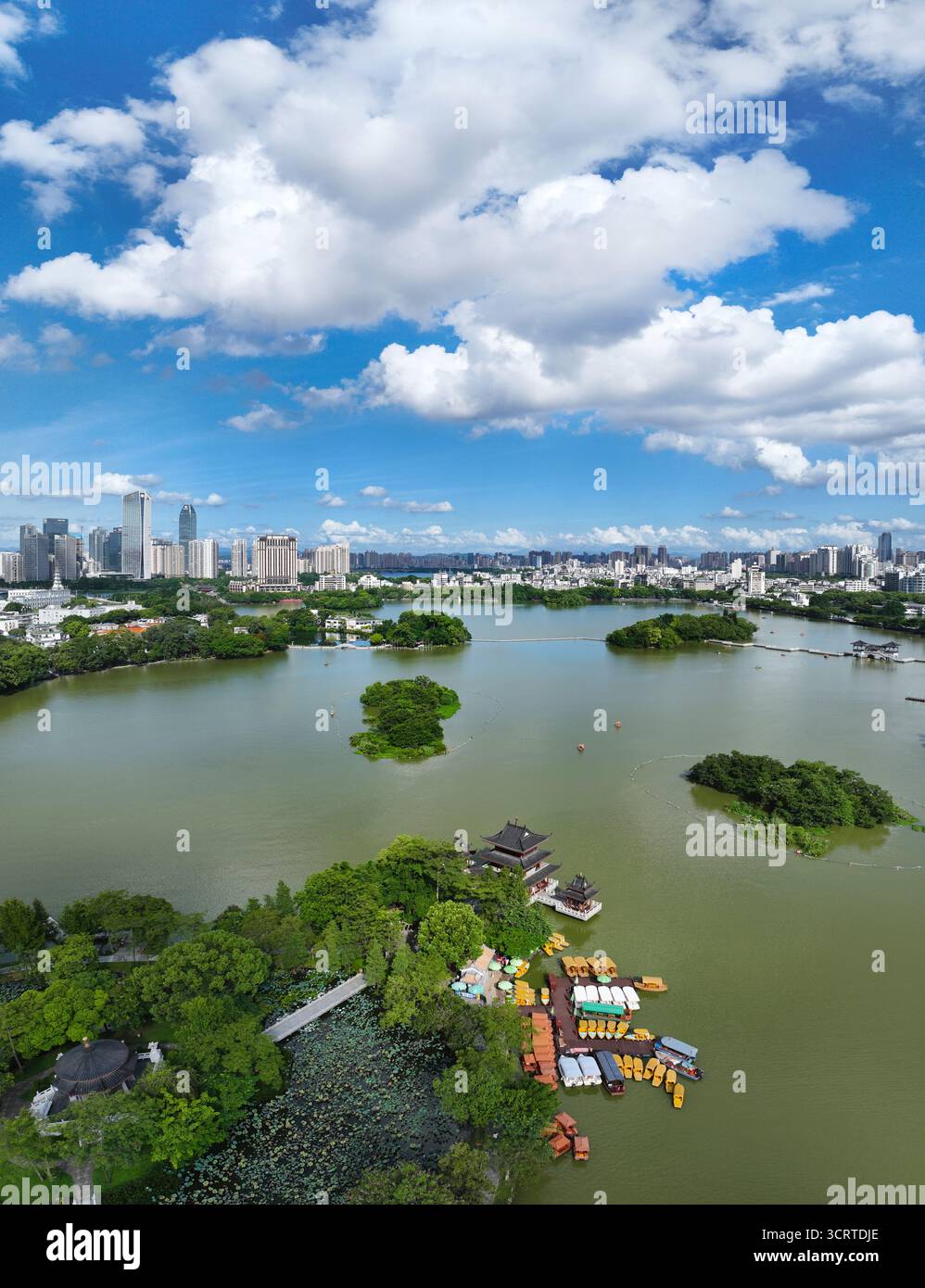 Photographie aérienne de la zone panoramique nationale du lac de l'Ouest Huizhou dans le district de Huicheng, ville de Huizhou Banque D'Images