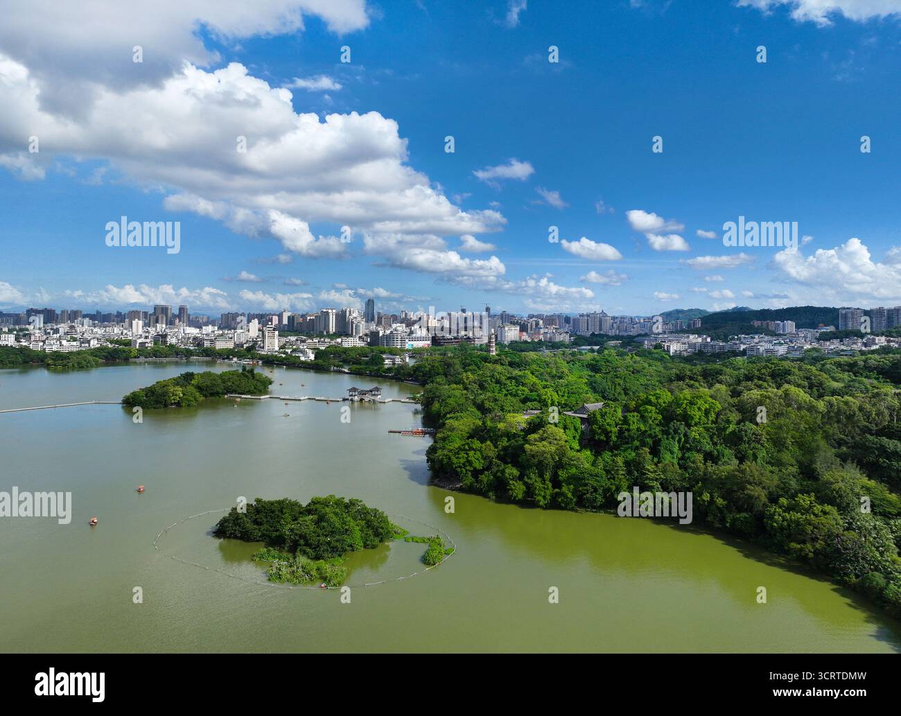 Photographie aérienne de la zone panoramique nationale du lac de l'Ouest Huizhou dans le district de Huicheng, ville de Huizhou Banque D'Images