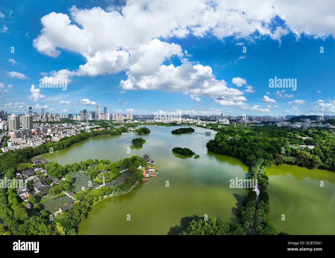 Photographie aérienne de la zone panoramique nationale du lac de l'Ouest Huizhou dans le district de Huicheng, ville de Huizhou Banque D'Images