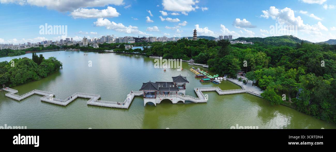 Photographie aérienne de la zone panoramique nationale du lac de l'Ouest Huizhou dans le district de Huicheng, ville de Huizhou Banque D'Images