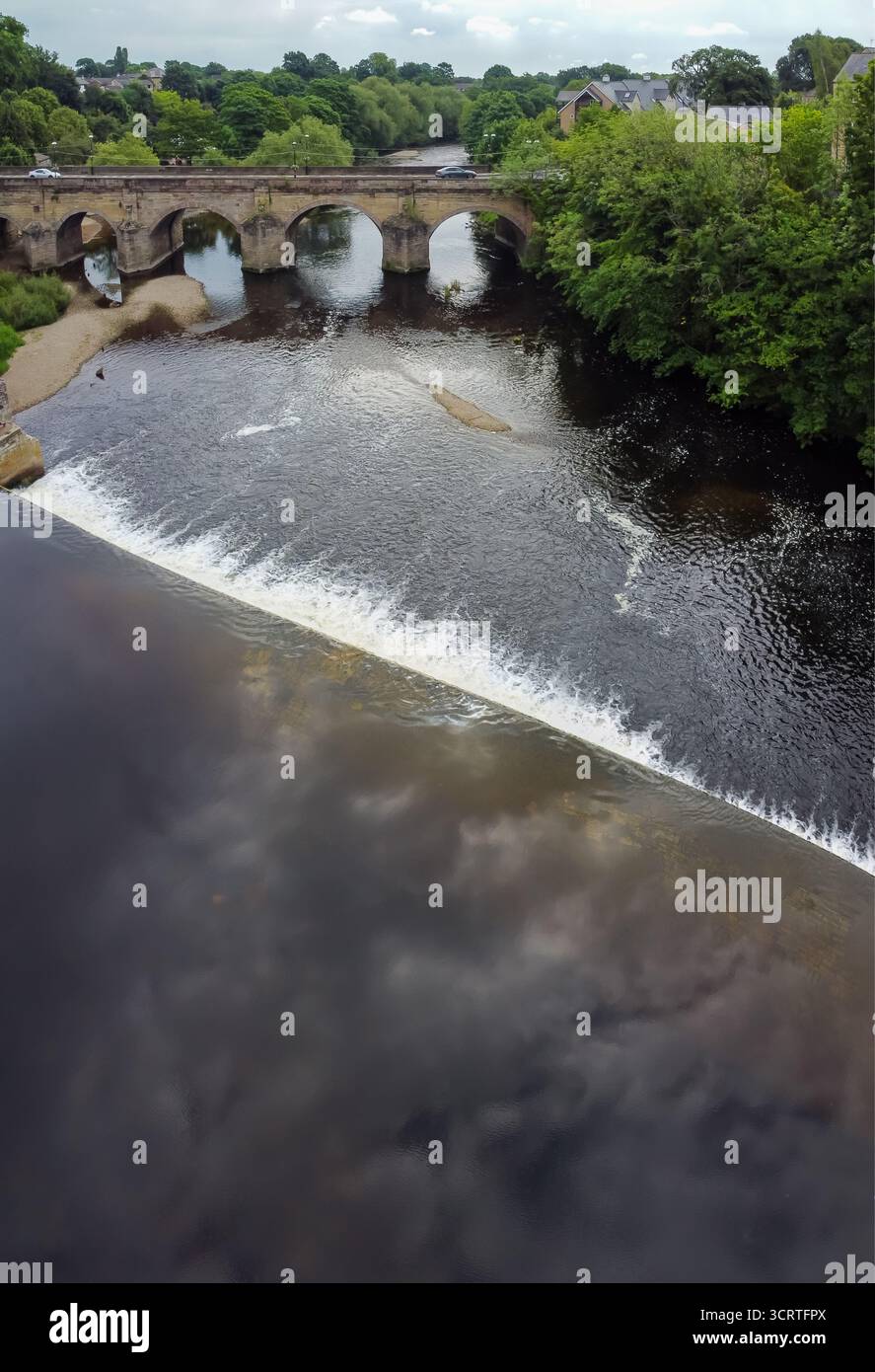 Vue aérienne du pont de pierre historique traversant la rivière Wharfe à Wetherby avec déversoir en premier plan Banque D'Images