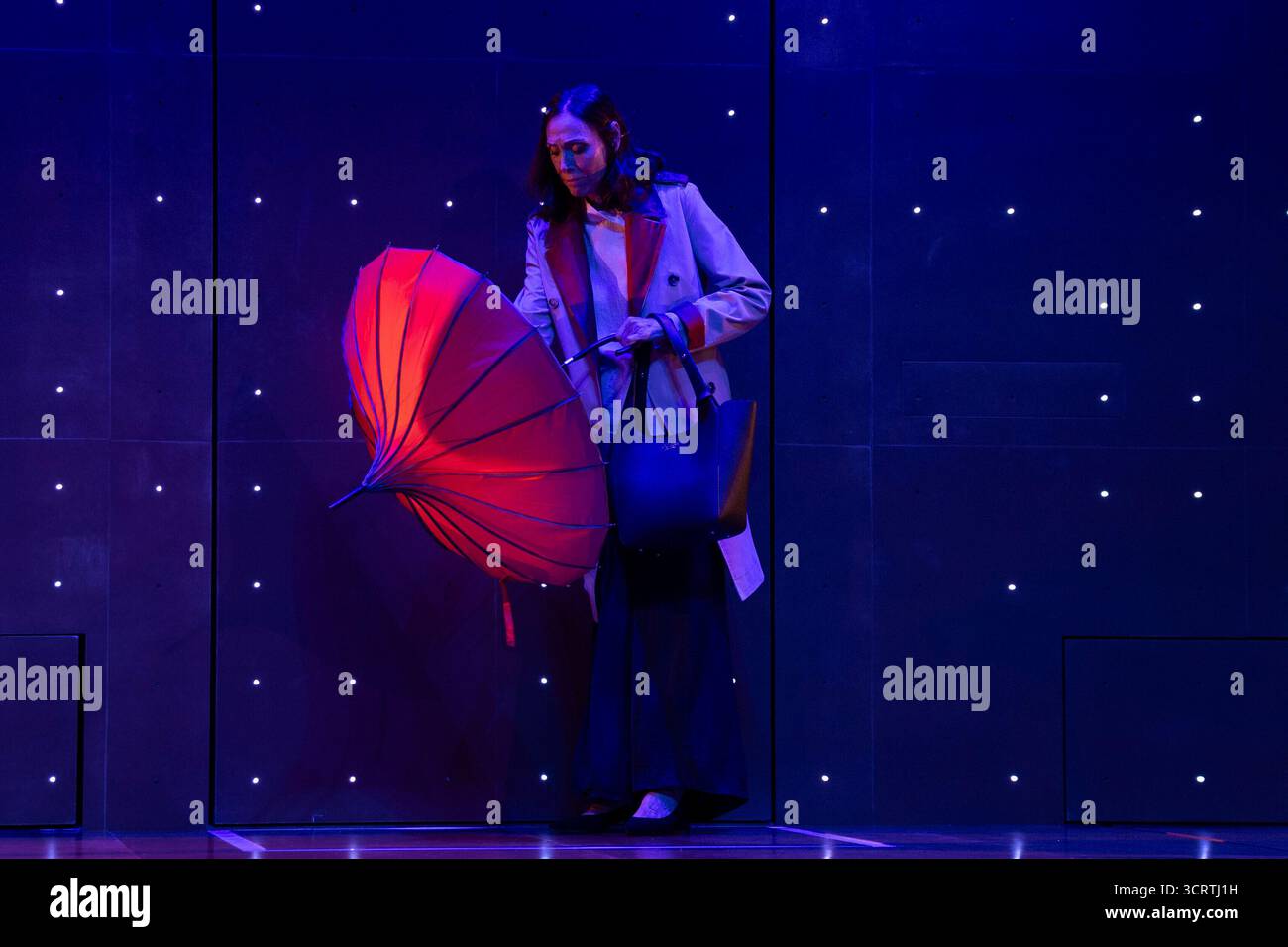 María Barranco se produit sur scène lors de Mejor No Decirlo au Teatro Bellas Artes le 2 octobre 2025 à Madrid, en Espagne. Banque D'Images