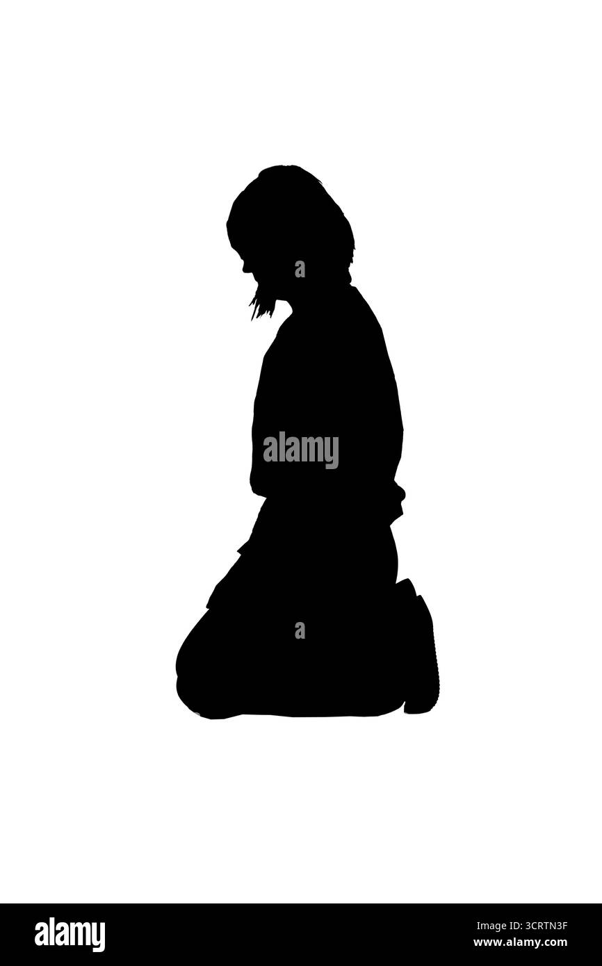 silhouette de vue latérale d'une femme sur les genoux regardant vers le bas sur fond blanc Banque D'Images