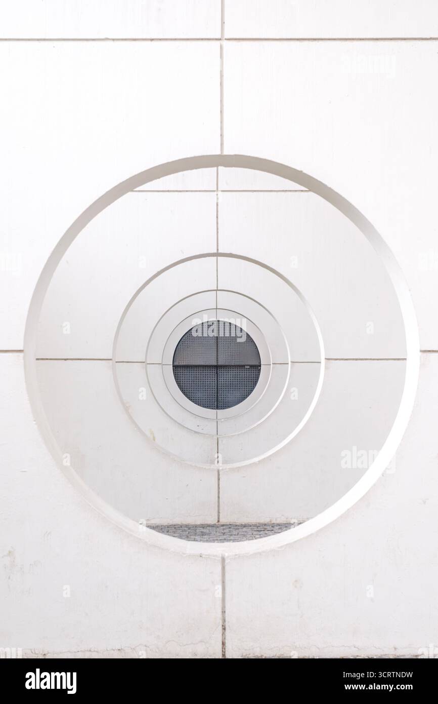 Fenêtre circulaire moderne avec anneaux concentriques sur mur carrelé blanc. Détail d'architecture minimaliste, conception géométrique, motif abstrait, contemporain Banque D'Images