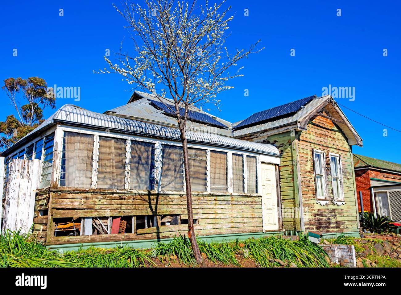 Une maison à double façade recouverte de bois altéré dans le NDW rural en Australie. Banque D'Images