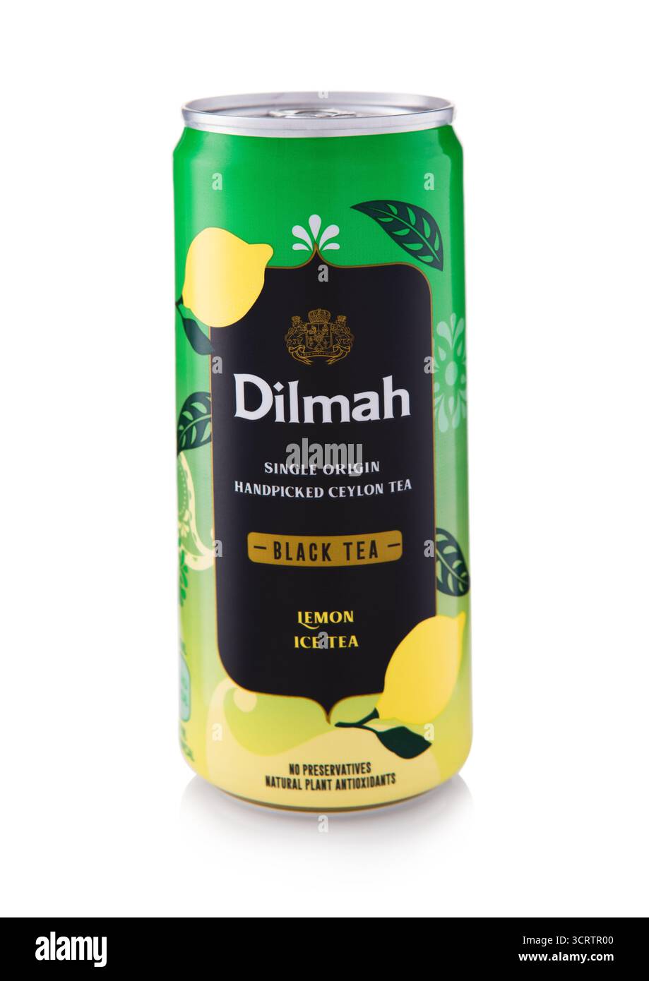 LONDRES, Royaume-Uni - 11 SEPTEMBRE 2025 : thé glacé noir Dilmah avec citron isolé sur blanc Banque D'Images