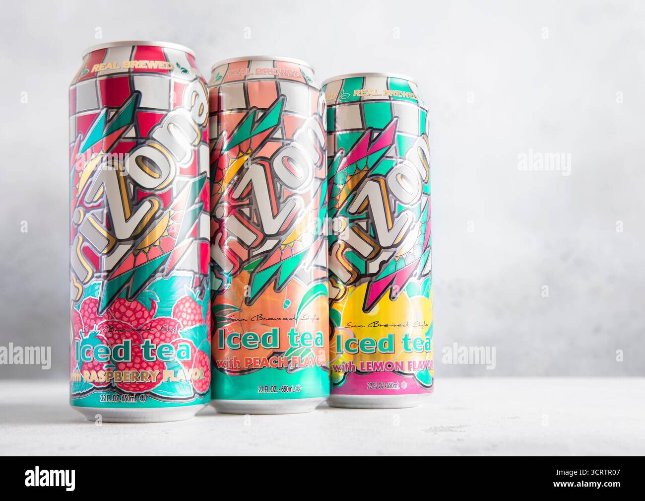 LONDRES, Royaume-Uni - 30 MARS 2025 : trois canettes en aluminium de vraie boisson de thé glacé Arizona brassée sur la table. Banque D'Images