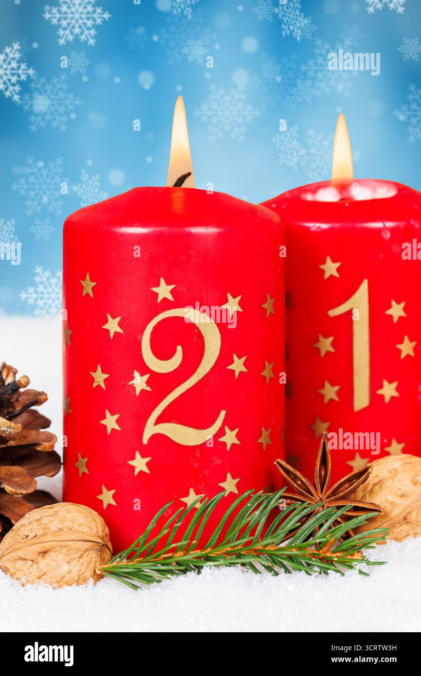 Deuxième 2ème dimanche de l'Avent avec bougie brûlante carte de Noël temps hiver fond de neige avec copyspace espace copie Banque D'Images