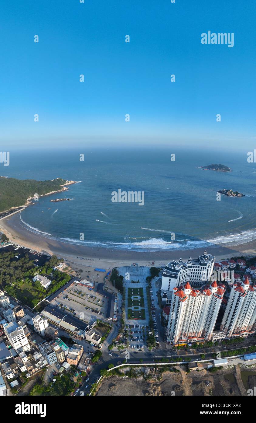 Photographie aérienne de la porte de la nature sur la place tropicale du cancer dans la baie de Qingao, Nanao, ville de Shantou Banque D'Images
