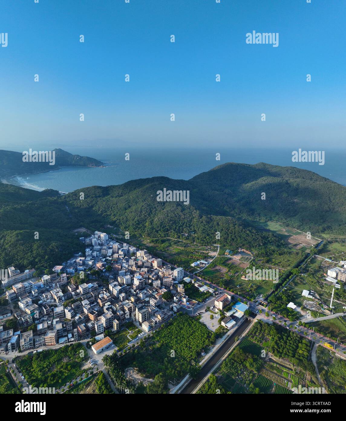 Photographie aérienne de la porte de la nature sur la place tropicale du cancer dans la baie de Qingao, Nanao, ville de Shantou Banque D'Images