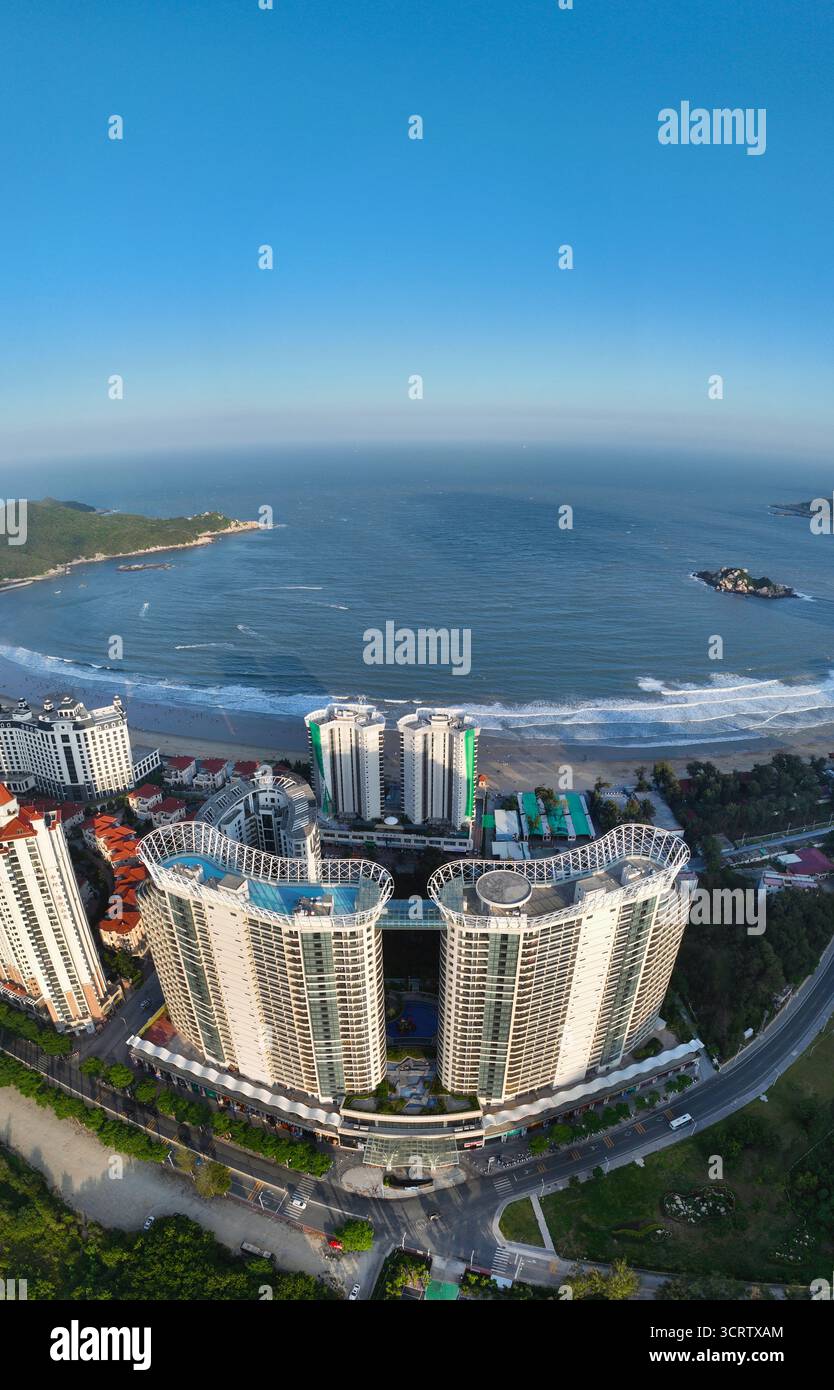 Photographie aérienne de la porte de la nature sur la place tropicale du cancer dans la baie de Qingao, Nanao, ville de Shantou Banque D'Images