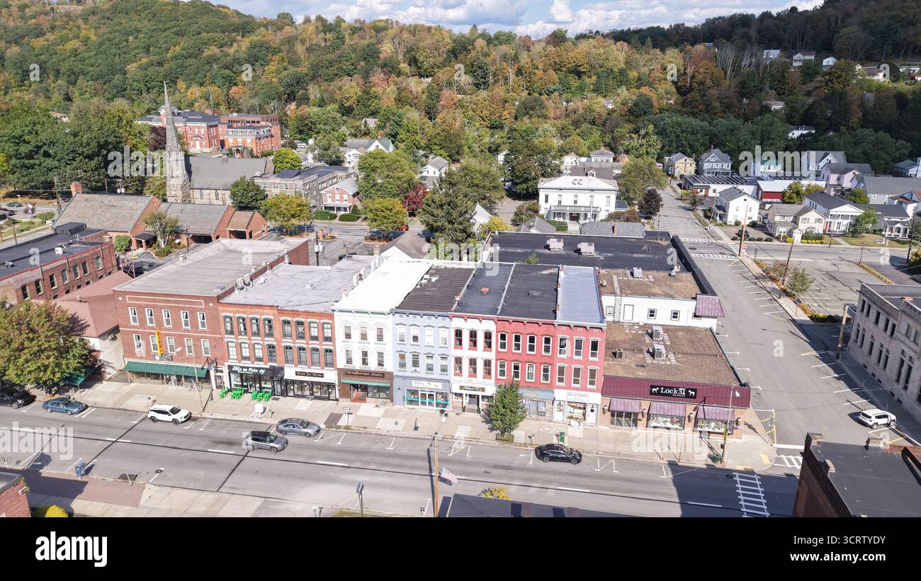 Vue aérienne de la ville pittoresque avec ses bâtiments historiques nichés au milieu du feuillage d'automne, Honesdale, Pennsylvanie, États-Unis. Banque D'Images