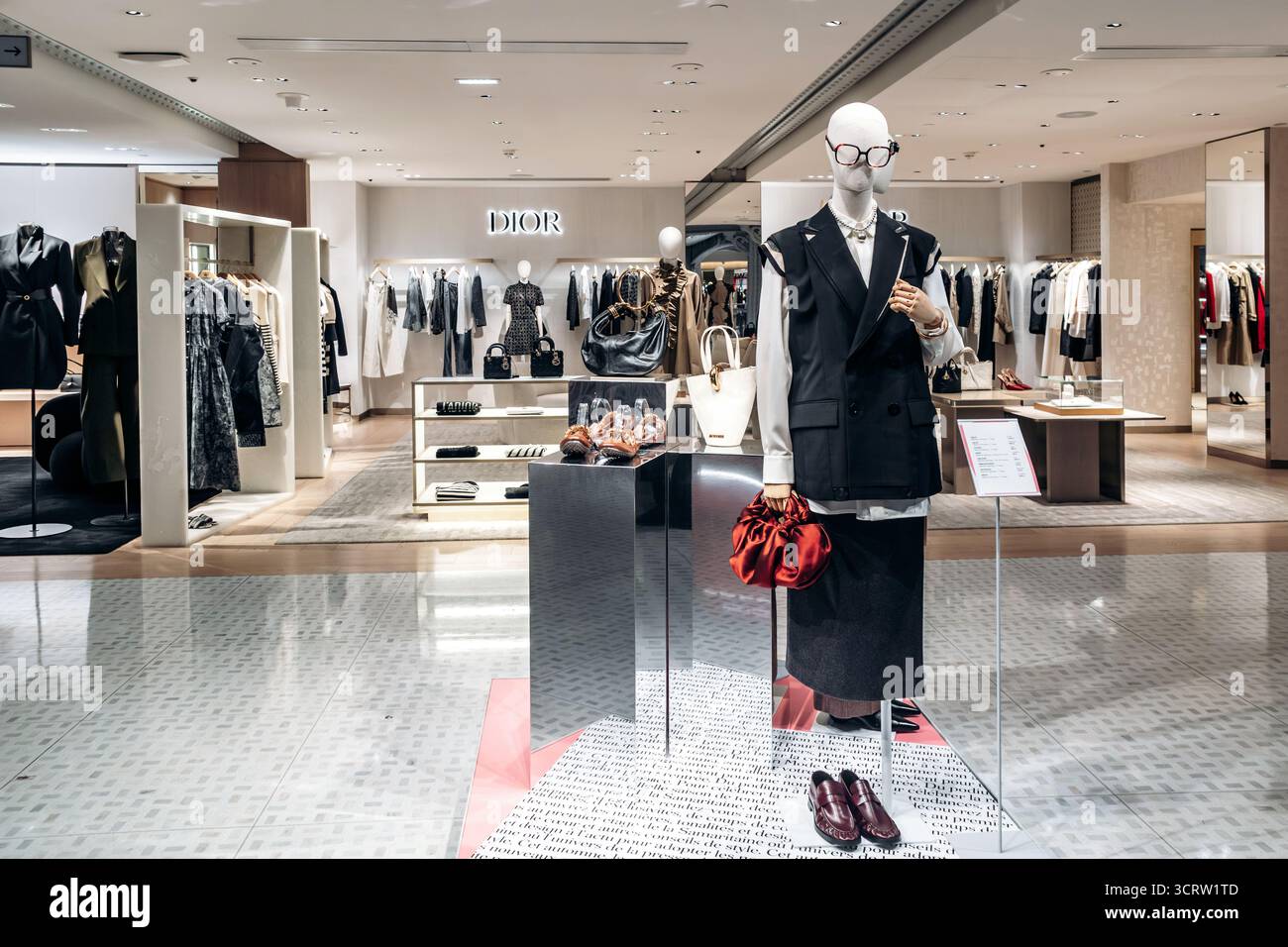 Paris, France - 7 septembre 2025 : boutique de mode Dior dans le grand magasin Samaritaine à Paris Banque D'Images