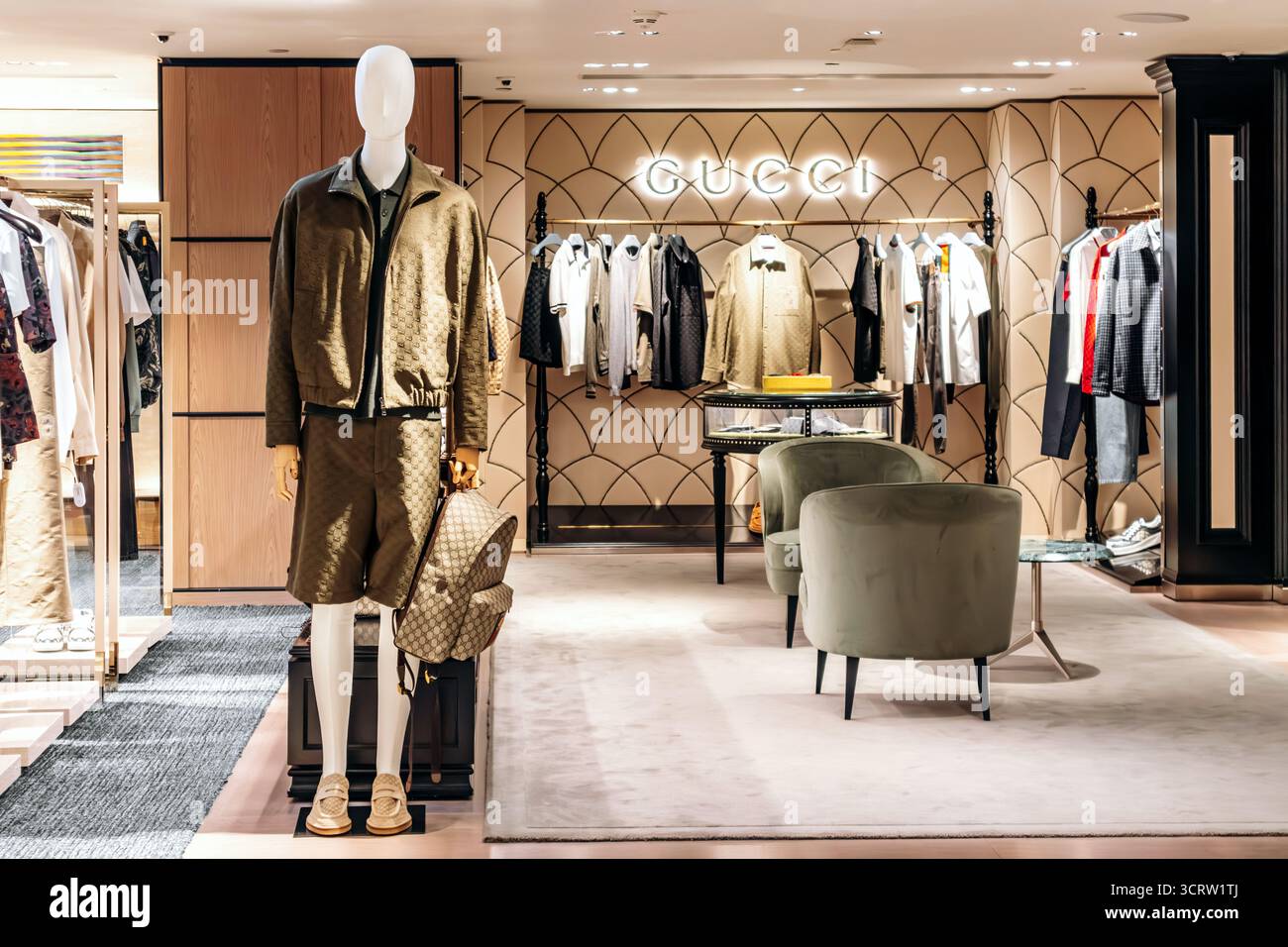 Paris, France - 7 septembre 2025 : boutique de mode Gucci dans le grand magasin Samaritaine à Paris Banque D'Images