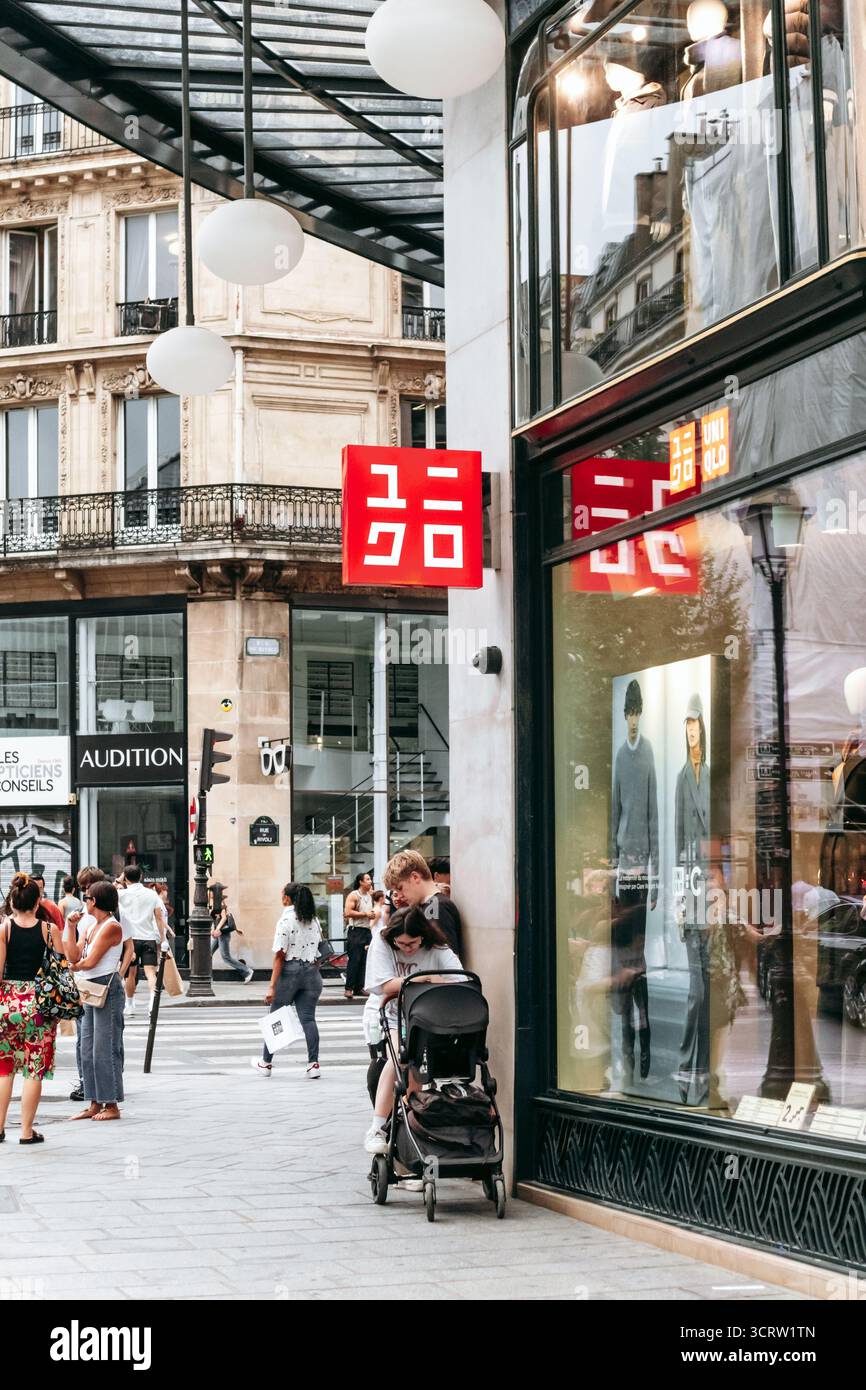 Paris, France - 7 septembre 2025 : magasin de mode Uniqlo rue de Rivoli à Paris Banque D'Images