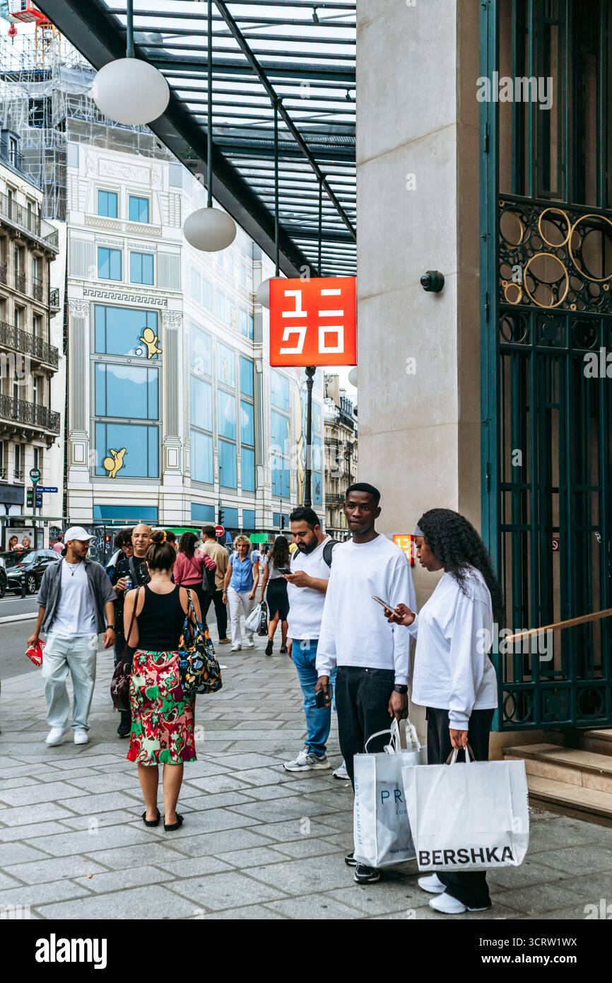 Paris, France - 7 septembre 2025 : magasin de mode Uniqlo rue de Rivoli à Paris Banque D'Images