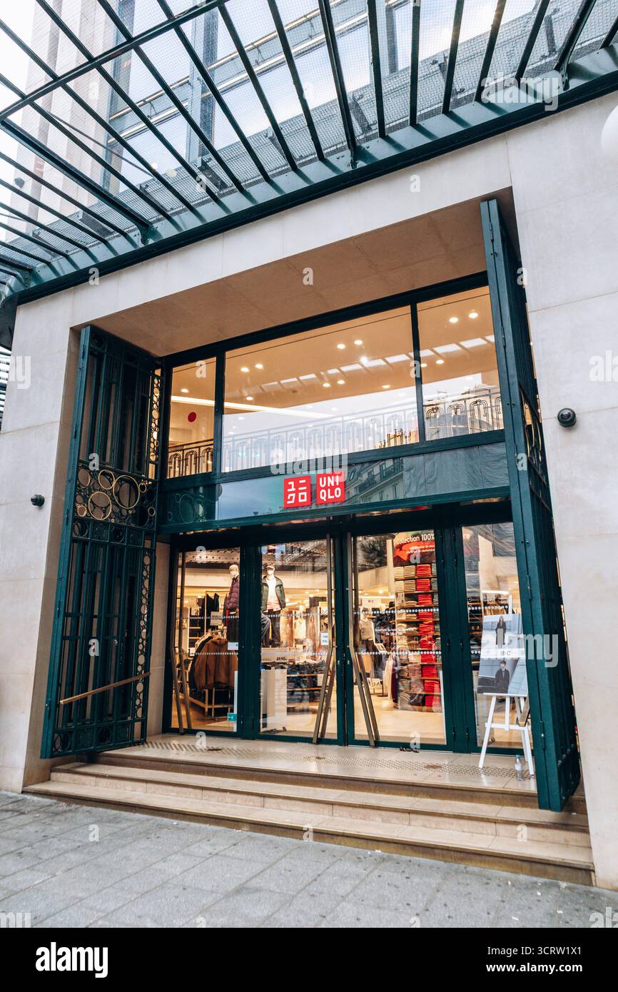 Paris, France - 7 septembre 2025 : magasin de mode Uniqlo rue de Rivoli à Paris Banque D'Images
