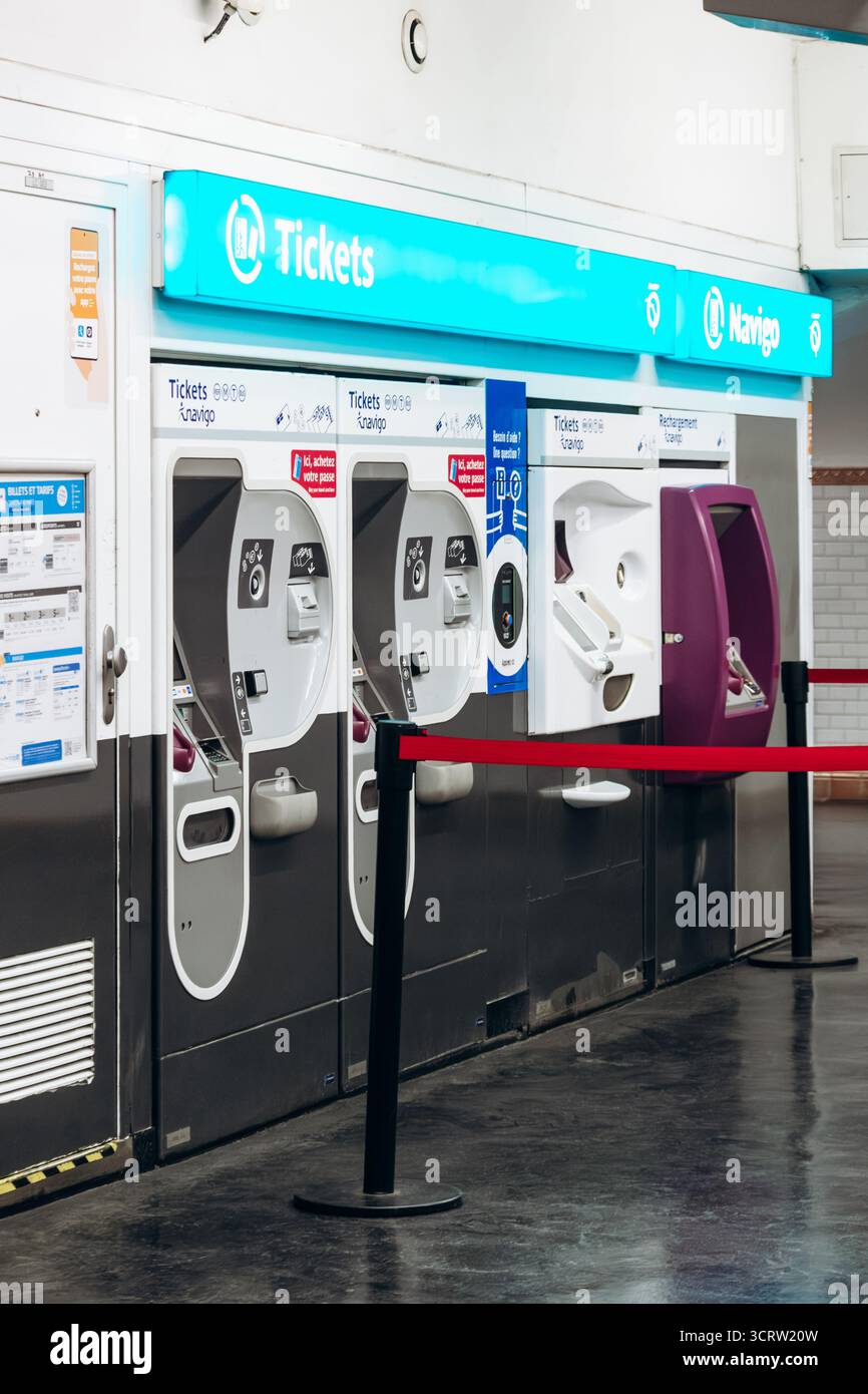 Paris, France - 7 septembre 2025 : distributeurs automatiques de billets pour l'achat et la recharge de billets de métro et de pass Navigo à l'intérieur d'une station de métro parisienne, avec BR Banque D'Images