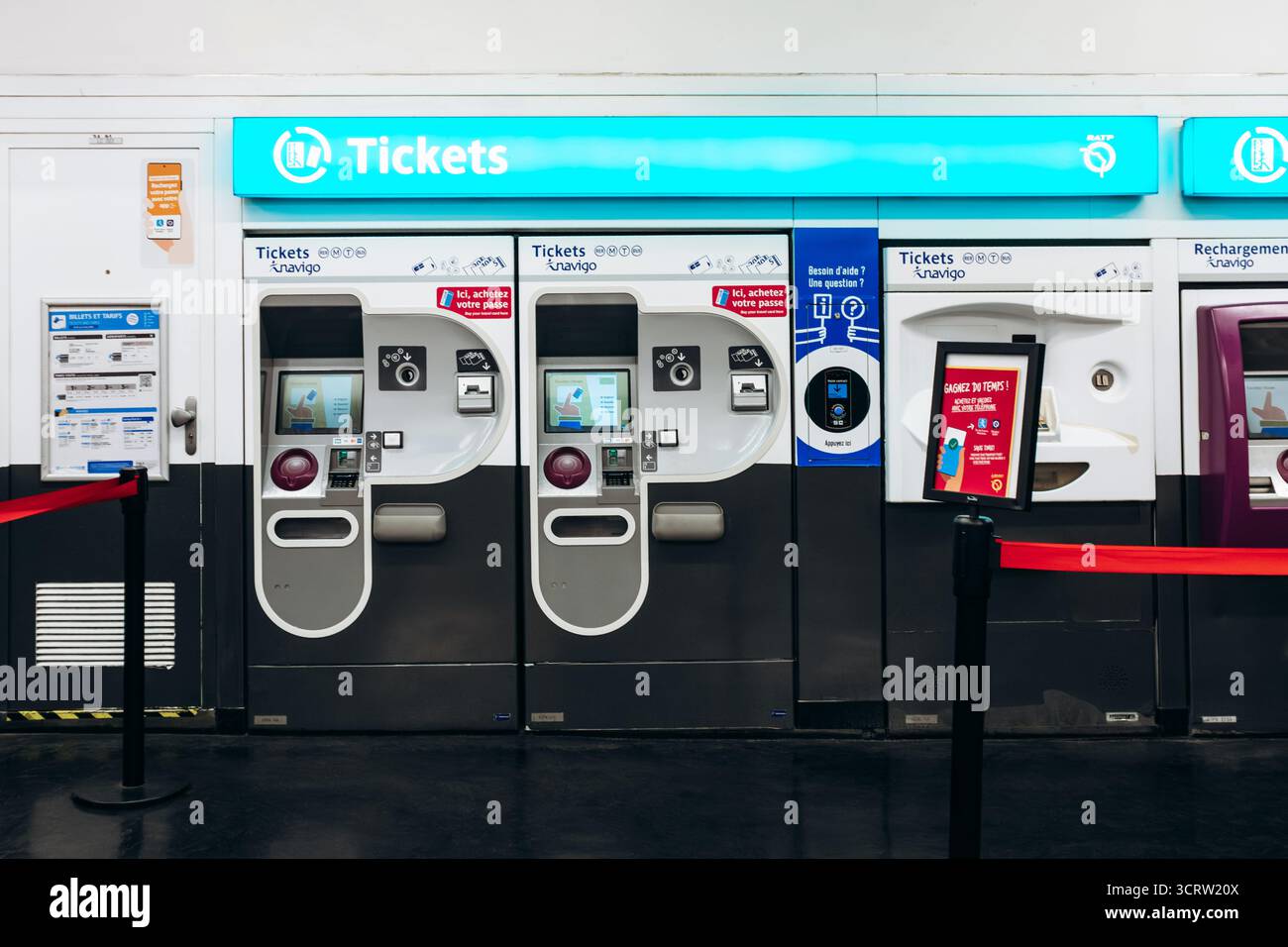 Paris, France - 7 septembre 2025 : distributeurs automatiques de billets pour l'achat et la recharge de billets de métro et de pass Navigo à l'intérieur d'une station de métro parisienne, avec BR Banque D'Images