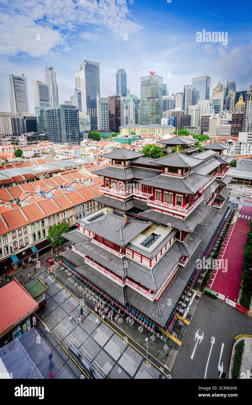 La vue aérienne du Temple de la relique des dents de Bouddha contraste fortement avec les gratte-ciel modernes, un mélange de tradition ancienne et de vie contemporaine, Singapour, Singapour. Banque D'Images