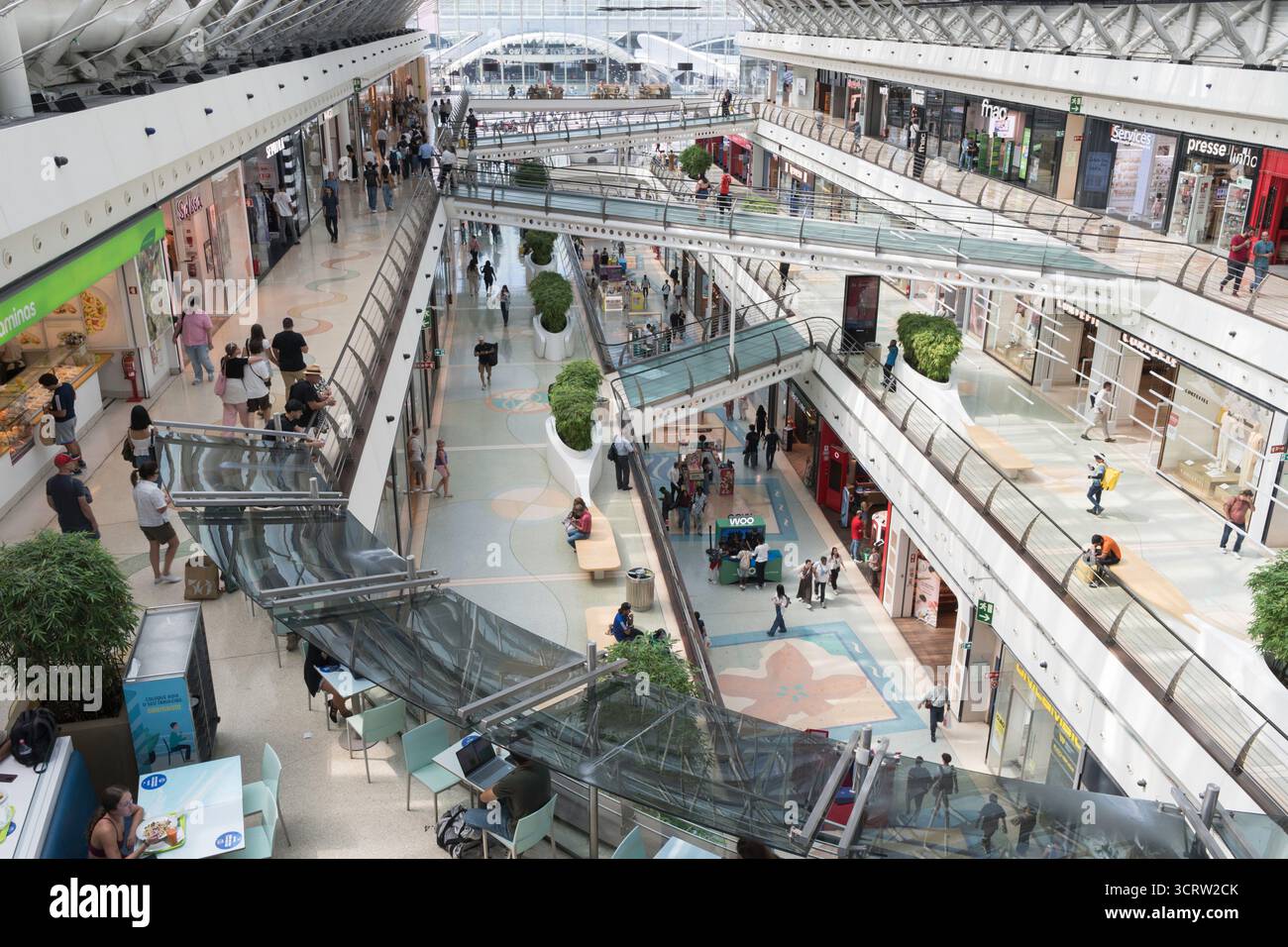 Intérieur du centre commercial Centro Vasco da Gama à Lisbonne, Portugal Banque D'Images