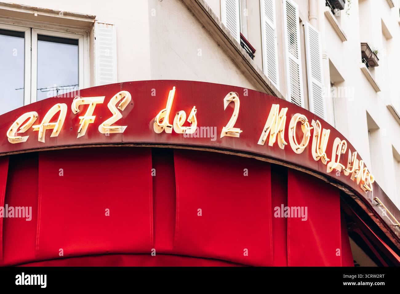 Paris, France - 11 septembre 2025 : enseigne au néon du Café des 2 Moulins à Montmartre, le célèbre café parisien largement reconnu comme lieu de tournage Banque D'Images