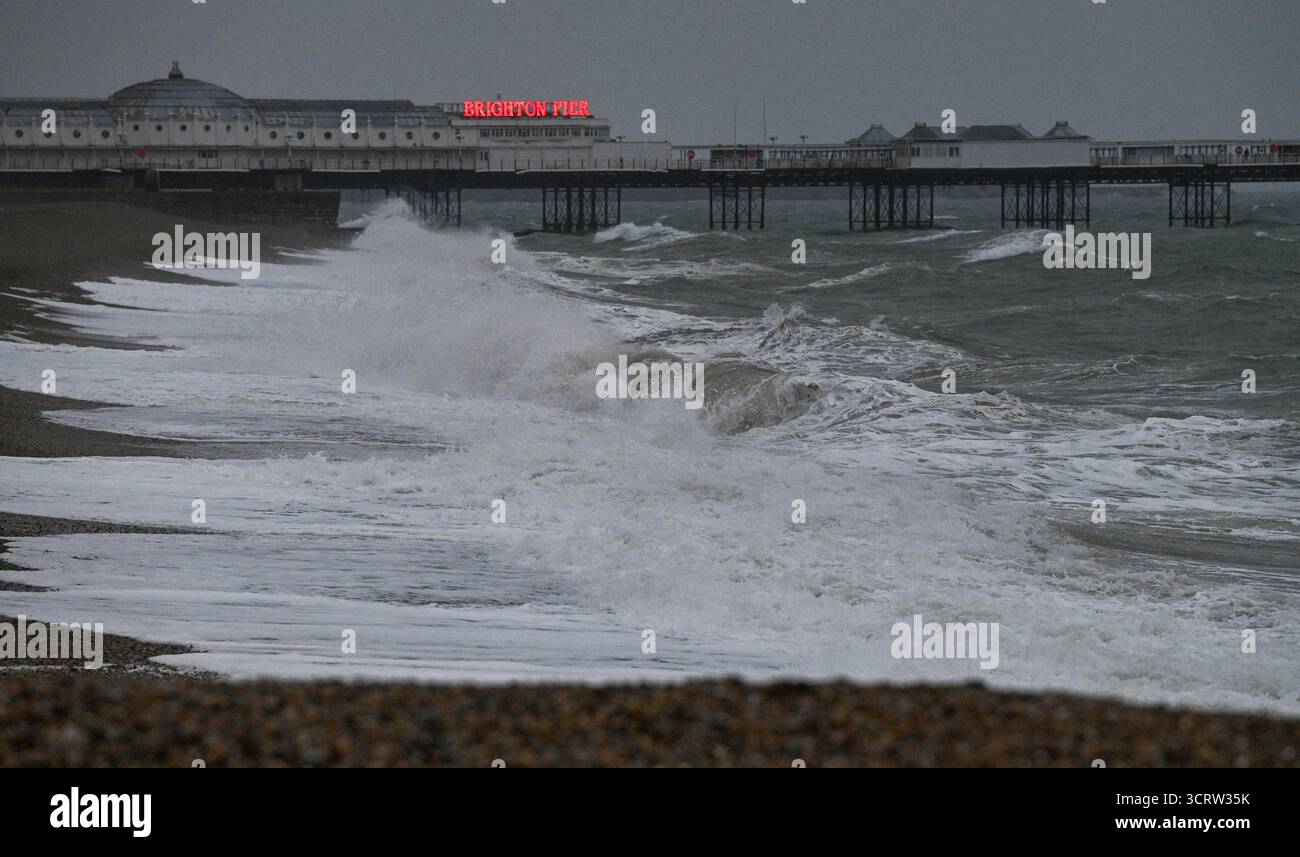 Brighton UK 3 octobre 2025 - les vagues s'écrasent sur le front de mer et la plage de Brighton près de la jetée du palais alors que la tempête Amy approche avec les régions du nord-ouest de la Grande-Bretagne qui devraient être le plus touchées : crédit Simon Dack / Alamy Live News Banque D'Images