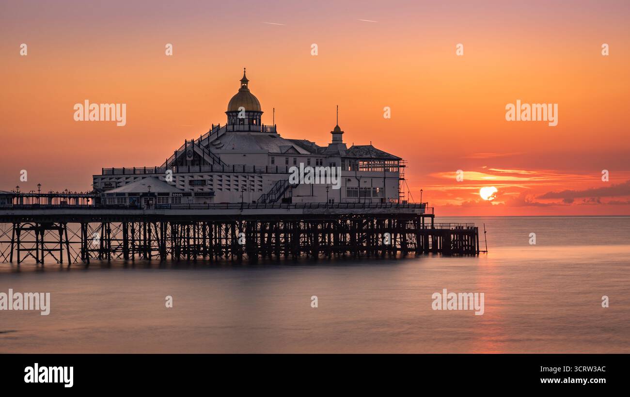 Lever de soleil en septembre à Eastbourne Pier sur la côte est du Sussex, au sud-est de l'Angleterre Banque D'Images