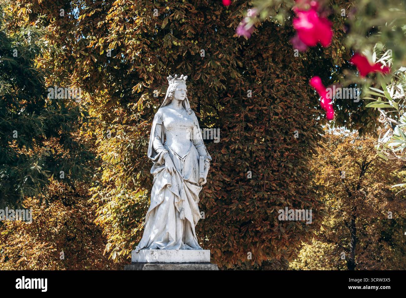 Paris, France – 12 septembre 2025 : statues de marbre au milieu des arbres d'automne luxuriants dans le parc historique de la ville - jardin du Luxembourg Banque D'Images