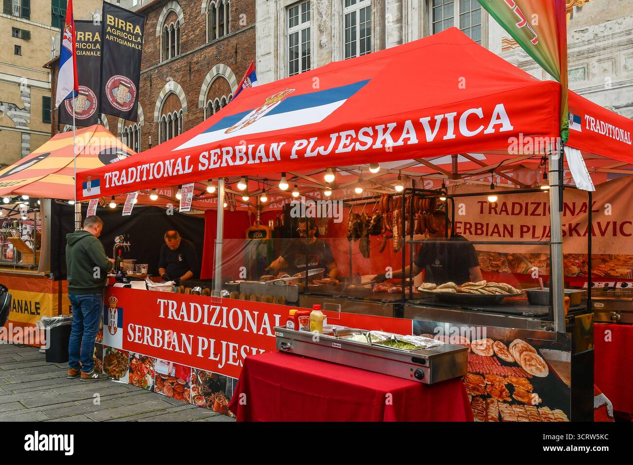 Stands de Street food serbes sur la Piazza Caricamento pendant le marché de rue Regioni d’Europa, Gênes, Ligurie, Italie Banque D'Images
