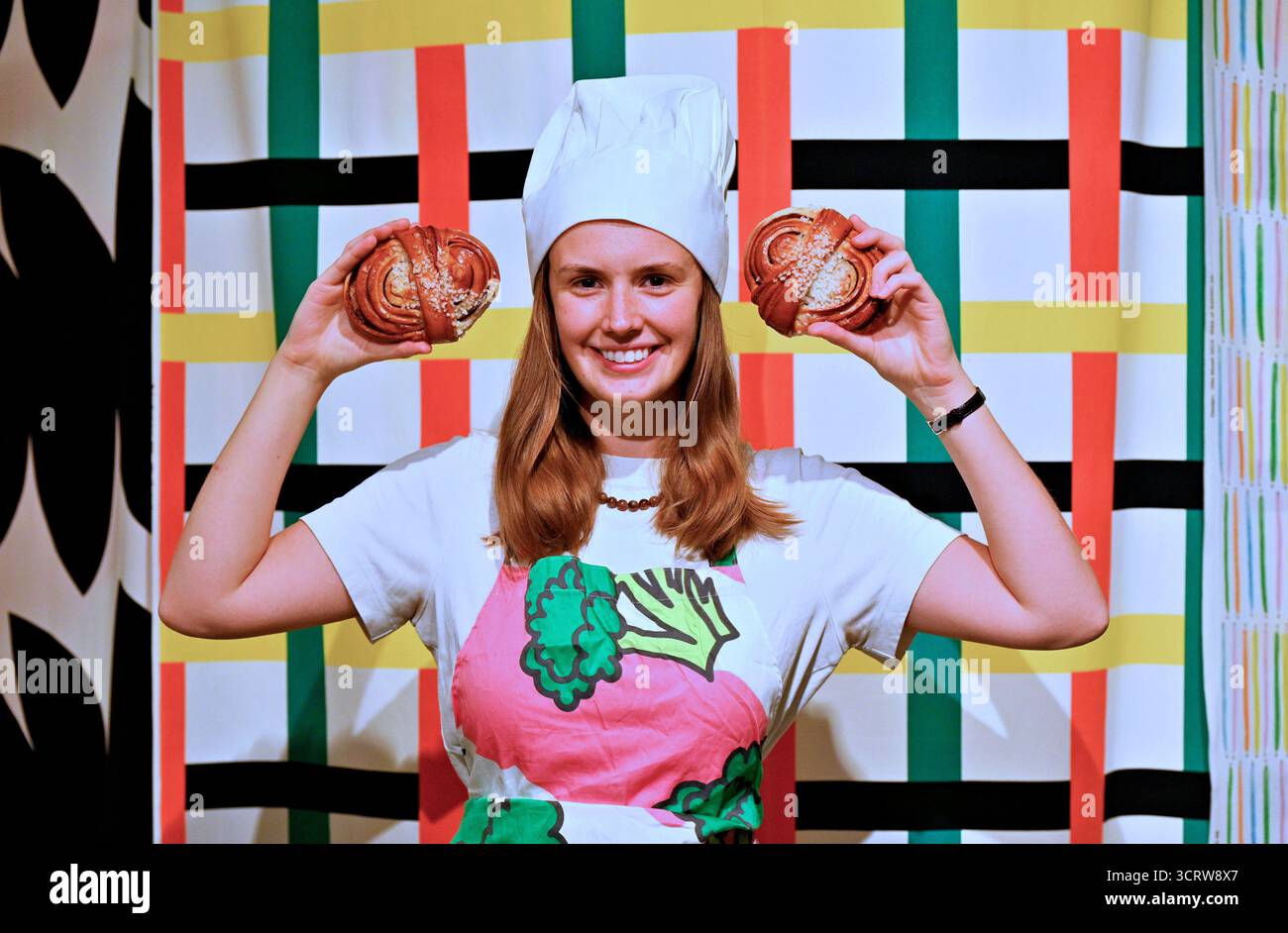 Édimbourg, Écosse, Royaume-Uni. 3 octobre 2025. Pour célébrer le jour du pain à la cannelle le samedi 4 octobre, Dovecot Studios s’associe à Söderberg pour offrir à tous les détenteurs de billets à l’avance pour IKEA : Magical Patterns une offre spéciale d’une journée seulement de petits pains à la cannelle signature de la boulangerie. Les clients peuvent présenter un billet à l'avance au café Dovecot pour recevoir un petit pain gratuit à la cannelle. Cet événement marque le début d’une collaboration d’un mois entre Dovecot et Söderberg, qui organiseront un pop-up dans le café Dovecot, servant leurs célèbres pâtisseries scandinaves. Crédit : Craig Brown/Alamy Live News Banque D'Images