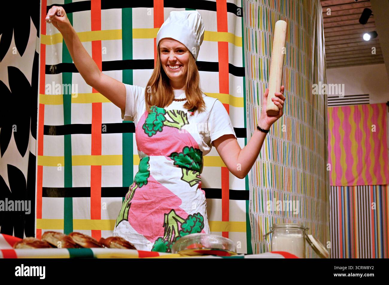 Édimbourg, Écosse, Royaume-Uni. 3 octobre 2025. Pour célébrer le jour du pain à la cannelle le samedi 4 octobre, Dovecot Studios s’associe à Söderberg pour offrir à tous les détenteurs de billets à l’avance pour IKEA : Magical Patterns une offre spéciale d’une journée seulement de petits pains à la cannelle signature de la boulangerie. Les clients peuvent présenter un billet à l'avance au café Dovecot pour recevoir un petit pain gratuit à la cannelle. Cet événement marque le début d’une collaboration d’un mois entre Dovecot et Söderberg, qui organiseront un pop-up dans le café Dovecot, servant leurs célèbres pâtisseries scandinaves. Crédit : Craig Brown/Alamy Live News Banque D'Images