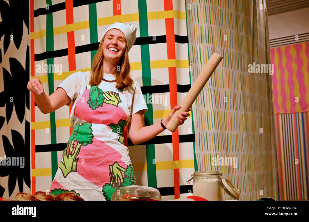 Édimbourg, Écosse, Royaume-Uni. 3 octobre 2025. Pour célébrer le jour du pain à la cannelle le samedi 4 octobre, Dovecot Studios s’associe à Söderberg pour offrir à tous les détenteurs de billets à l’avance pour IKEA : Magical Patterns une offre spéciale d’une journée seulement de petits pains à la cannelle signature de la boulangerie. Les clients peuvent présenter un billet à l'avance au café Dovecot pour recevoir un petit pain gratuit à la cannelle. Cet événement marque le début d’une collaboration d’un mois entre Dovecot et Söderberg, qui organiseront un pop-up dans le café Dovecot, servant leurs célèbres pâtisseries scandinaves. Crédit : Craig Brown/Alamy Live News Banque D'Images