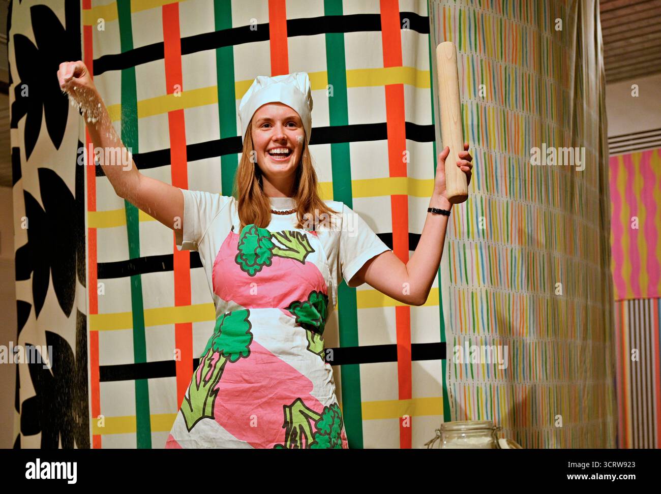 Édimbourg, Écosse, Royaume-Uni. 3 octobre 2025. Pour célébrer le jour du pain à la cannelle le samedi 4 octobre, Dovecot Studios s’associe à Söderberg pour offrir à tous les détenteurs de billets à l’avance pour IKEA : Magical Patterns une offre spéciale d’une journée seulement de petits pains à la cannelle signature de la boulangerie. Les clients peuvent présenter un billet à l'avance au café Dovecot pour recevoir un petit pain gratuit à la cannelle. Cet événement marque le début d’une collaboration d’un mois entre Dovecot et Söderberg, qui organiseront un pop-up dans le café Dovecot, servant leurs célèbres pâtisseries scandinaves. Crédit : Craig Brown/Alamy Live News Banque D'Images