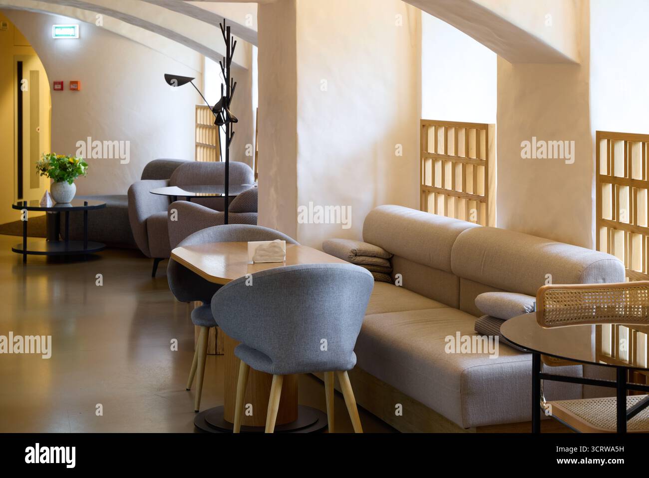 Coin salon moderne avec sièges confortables et éclairage tamisé Banque D'Images