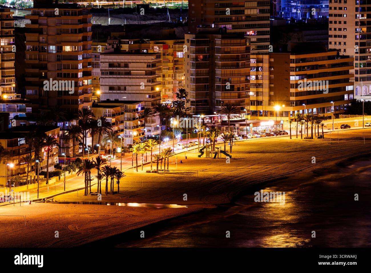 La plage Levante de Benidorm la nuit Banque D'Images