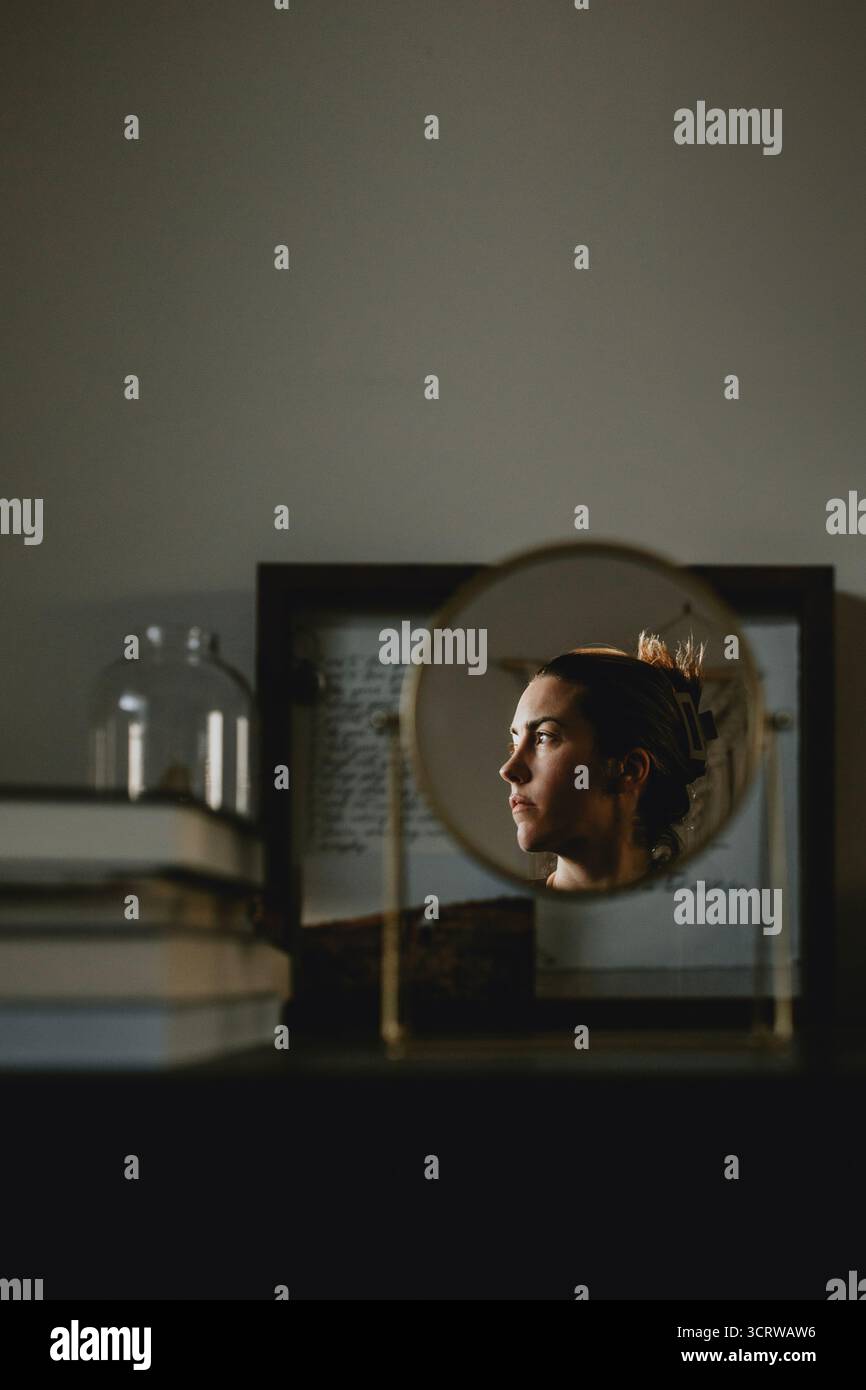 Femme réfléchie dans le miroir sur le bureau dans la chambre Banque D'Images