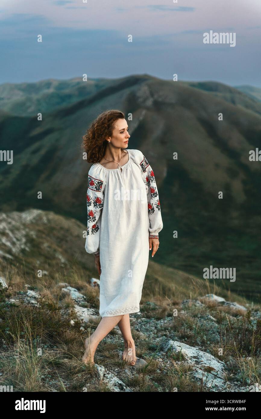 Portrait de femme en vêtements traditionnels avec fond de montagne. Banque D'Images