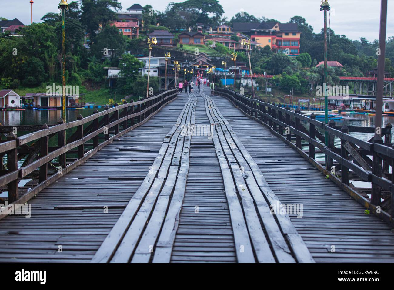 Voyage à travers l'emblématique pont mon en bois de Thaïlande Banque D'Images